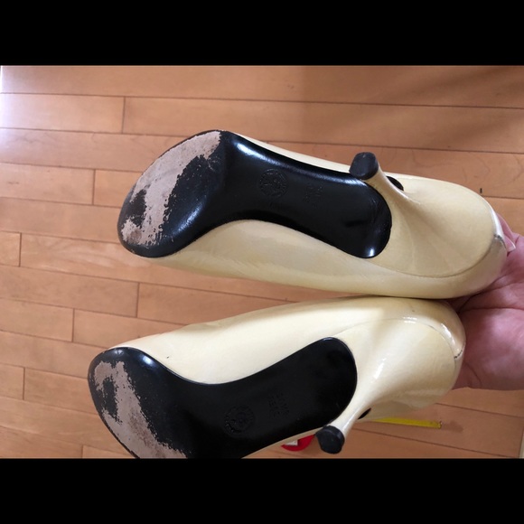 Bally Cream Patent Pumps - Picture 3 of 7